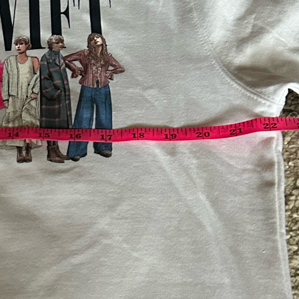 Taylor Swift White MIDNIGHT Sweatshirt.
L (men’s) it’s like a woman’s XL/XXL - Picture 6 of 8
